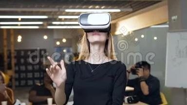 英俊的年轻女子在虚拟现实虚拟现实虚拟现实眼镜在办公室工作。